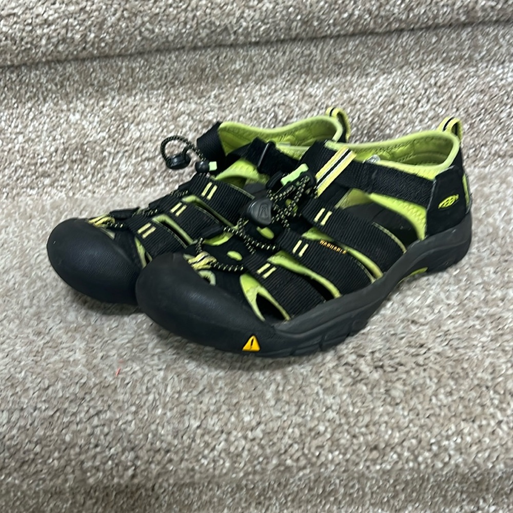 Boys KEEN Hiking Sandals Shoes Boys Size 3 all terrain Water Shoes Amphibian